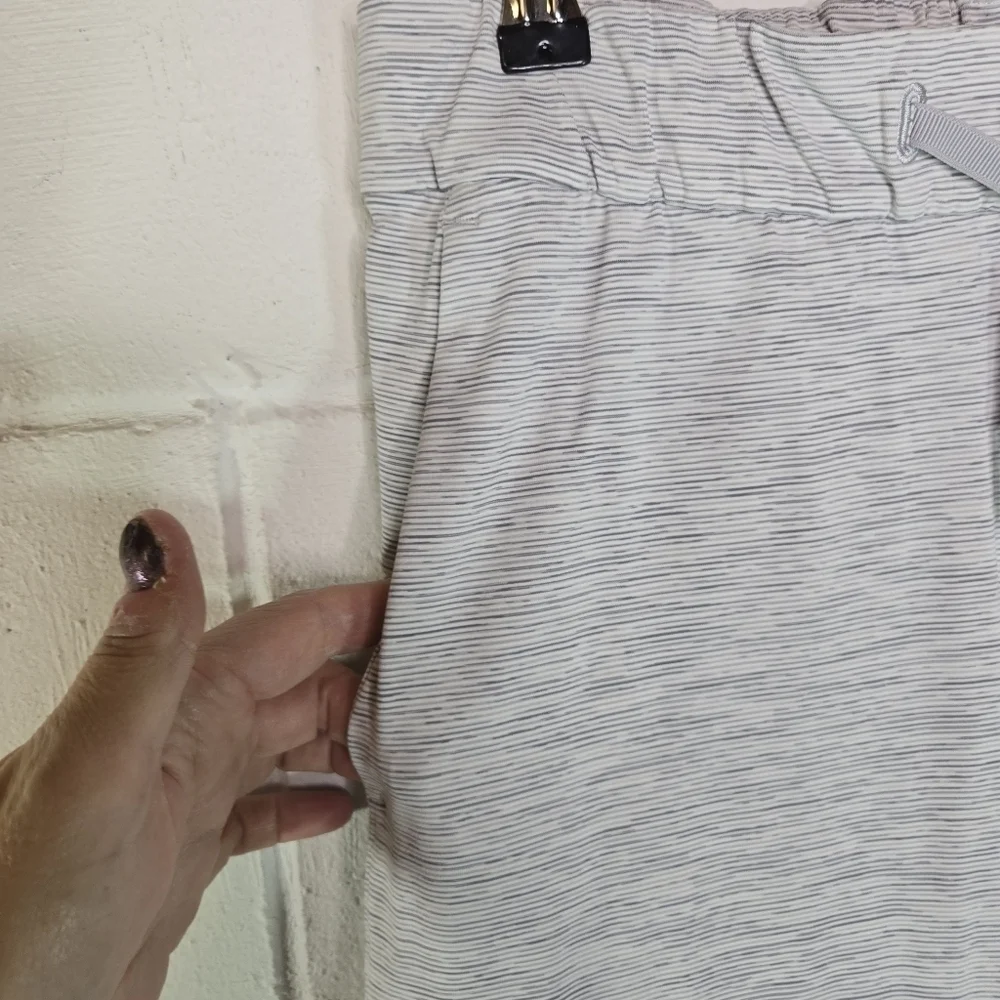 Lululemon mid rise barrel leg cropped pants